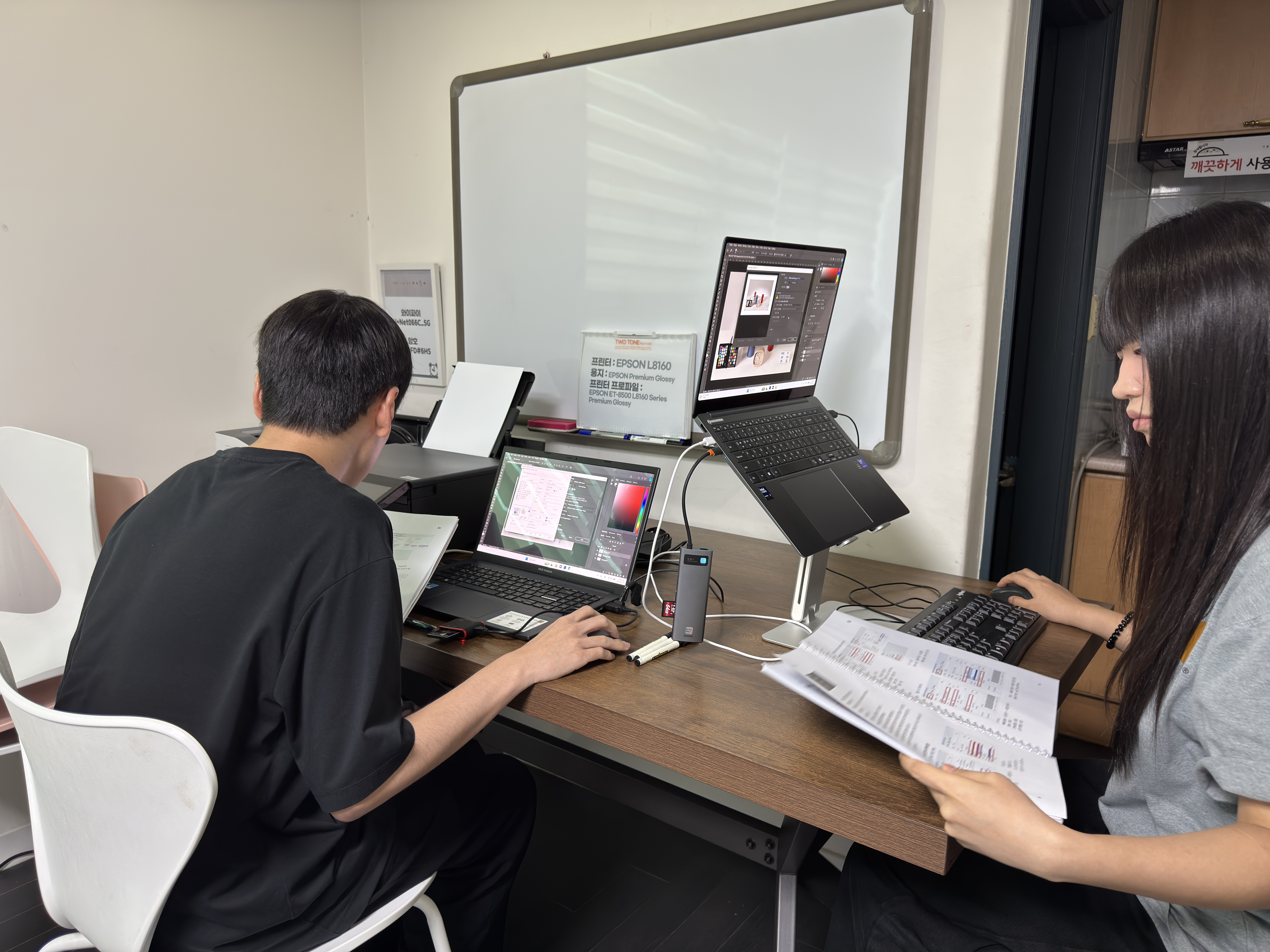 사진 편집과 출력 작업을 함께 하는 수강생